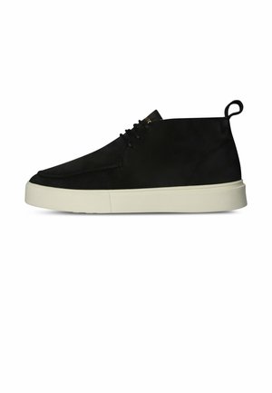 Schwarzer High-Top-Casual-Sneaker mit weißer Sohle, Schnürung vorne und Zuglasche hinten, seitlich auf weißem Hintergrund gezeigt.