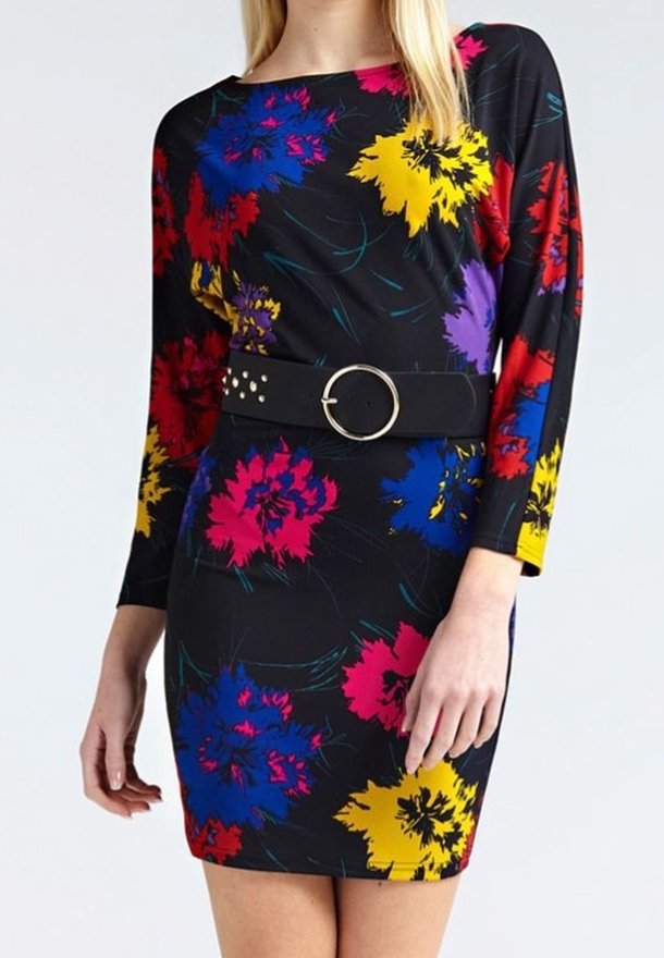 Robe noire à manches longues avec des motifs floraux rouges vifs, jaunes, bleus et violets, cintrée à la taille avec une ceinture noire munie d'une boucle ronde argentée.