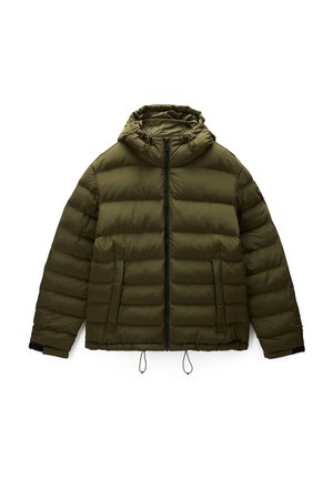 Giacca imbottita trapuntata verde oliva con cappuccio, zip frontale, due tasche laterali e coulisse regolabili su orlo e cappuccio.