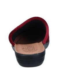 Rotvelours-Pantoletten mit einer schwarzen Gummisohle, mit abgerundetem Rücken und einer Sohle aus natürlichem Leder. Einfaches Design ohne Verschlussdetails.