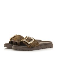 Sandalias deslizantes de color marrón tejidas, con una amplia correa adornada con una gran hebilla rectangular de strass y suelas de goma texturizadas para mayor agarre.