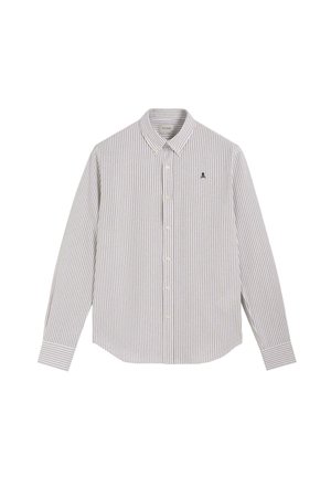Camisa blanca de manga larga con finas rayas negras verticales, cuello abotonado y pequeño logo de calavera negra en el lado izquierdo del pecho.