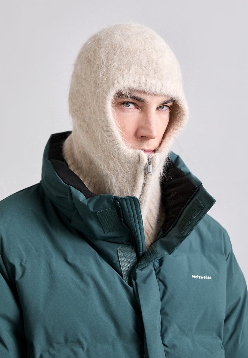 Holzweiler BALL FLUFFY BALACLAVA UNISEX - Megzta kepurė - sand