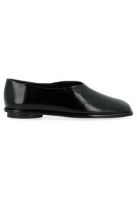 Ballerines en cuir noir avec une finition lisse, bout arrondi et design minimaliste ; petit talon rond, présentant une silhouette élégante.