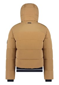 Chaqueta de plumas marrón con capucha, que presenta un diseño de acolchado horizontal. Puños y cintura de canalé en color navy, textura de tela suave, sin herrajes visibles.