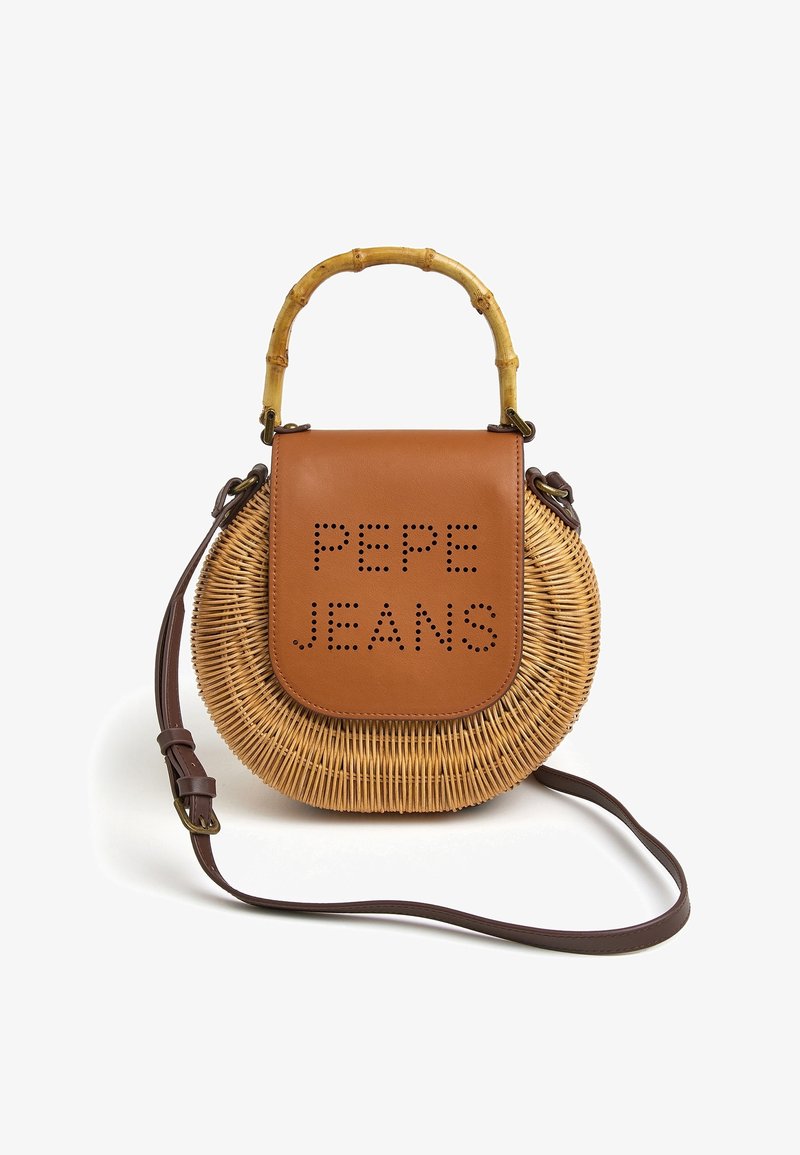 Okrągła torba słomiana z brązową skórzaną klapą, z perforowanym napisem "PEPE JEANS" i bambusowym uchwytem. Zawiera odczepiany pasek.