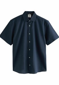 Camisa de manga corta en tejido azul marino oscuro con textura sólida, que presenta un cierre de botones en la parte delantera y un cuello clásico. Botones plateados visibles.