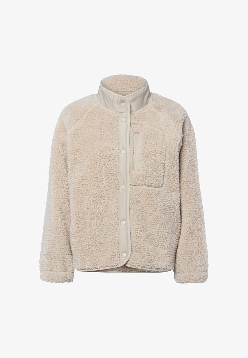 Beżowa polarowa kurtka z gładkim beżowym kołnierzem, zatrzaskami i kieszenią na piersi. Charakteryzuje się miękką teksturą i luźnym krojem.