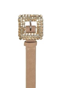 Beige riem van imitatie suède met een vierkante gesp bezet met strasstenen. De gesp heeft een glanzend metalen midden en een gedetailleerd vierkant ontwerp.