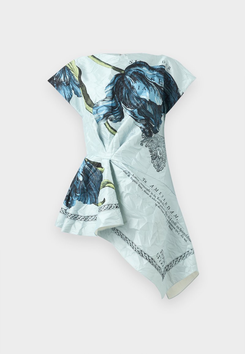 Asymmetrisches hellblaues Kleid mit großem dunkelblauem Blumenmuster und schwarzem Text, mit geraffter Taille und drapiertem Saum.