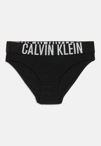 Fekete pamut alsónadrág, széles derékpánttal, amelyen fehér színnel van ráírva, hogy "CALVIN KLEIN". A dizájn klasszikus alsónadrág szabású, sima textúrával.