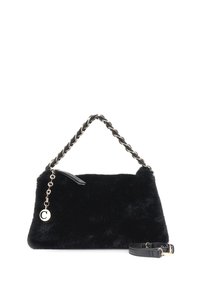 Borsa in pelliccia sintetica nera con manico a catena intrecciata, ciondolo rotondo dorato, chiusura con zip e tracolla in pelle staccabile arrotolata accanto.