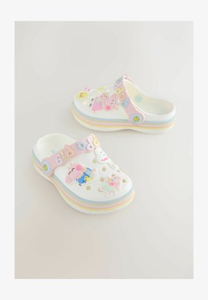 Bijele klompe s višebrojnim šarenim likovima, uključujući Peppu Pig. Remen s teksturom s pastelno ružičastom i višebojnom prugastom podlogom.