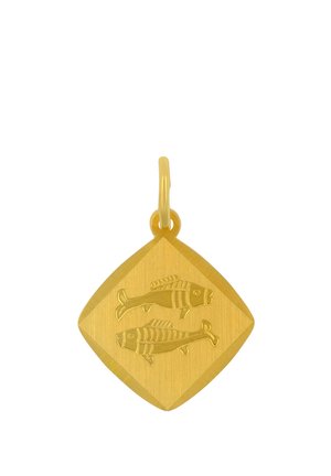 Frau trägt eine goldene quadratische Anhängerkette an einer dünnen Kette, kombiniert mit einer weißen Bluse mit Knöpfen und sichtbar langem braunem Haar.
