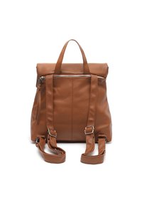 Mochila de cuero marrón con un acabado texturizado, que cuenta con correas ajustables, asa superior y un bolsillo frontal con cremallera.