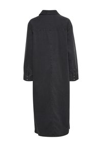 Long manteau en denim noir avec manches longues, poignets boutonnés, couture centrale au dos, col et fentes latérales à l'ourlet.