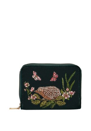 Pequeña cartera verde oscura con cremallera, bordada con un erizo marrón, flores rosas, hojas verdes y dos mariposas rosas arriba.