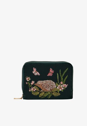 Pequeña cartera verde oscura con cremallera, bordada con un erizo marrón, flores rosas, hojas verdes y dos mariposas rosas arriba.