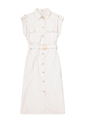 Witte, knoopsluiting jurk met korte mouwen, twee borstzakken, een ceintuur in de taille en een gladde textuur. Gouden hardware accenten op de knopen.