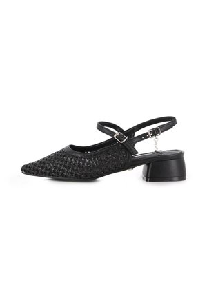 Zapato slingback negro tejido con punta puntiaguda, dos correas ajustables y tacón bajo de bloque.