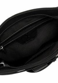 Interno della borsa a tracolla in pelle nera, caratterizzato da una texture liscia e da scomparti con zip. Include un dettaglio logo discreto e una fodera in tessuto.