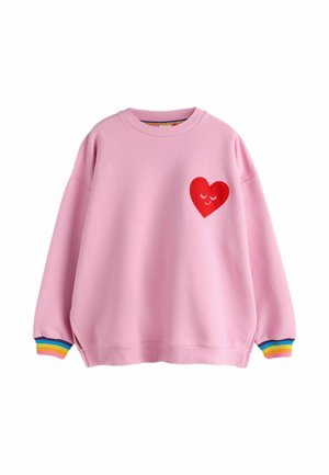 Hanorac roz cu mâneci lungi, cu un patch în formă de inimă roșie pe piept, cu ochi închiși și un zâmbet, și manșete cu dungi în culorile curcubeului la încheieturi.