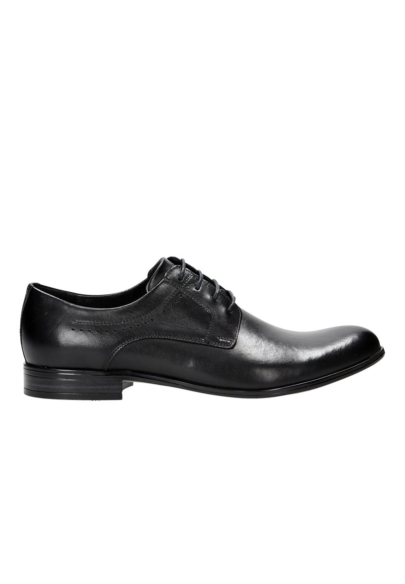 Scarpa da uomo in pelle nera con finitura liscia, punta arrotondata, design allacciato e dettagli sottili sul lato. Tacco basso a piattaforma.