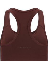 Vinröd sport-bh med racerback-design, tillverkad av elastiskt material. Har platta sömmar och en diskret "ENDURANCE"-logotyp på bandet.