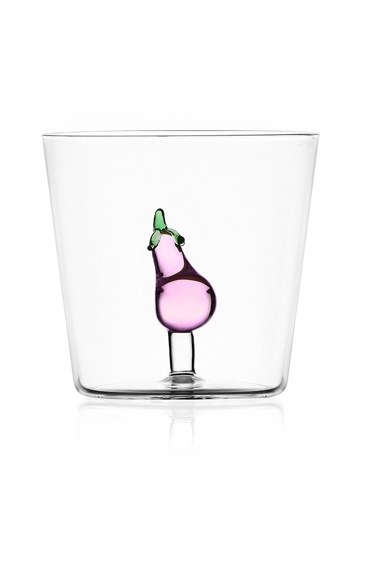 Przezroczysta szklanka z fioletowym szklanym bakłażanem w środku, z zielonymi akcentami liści. Gładka powierzchnia i cylindryczny kształt.