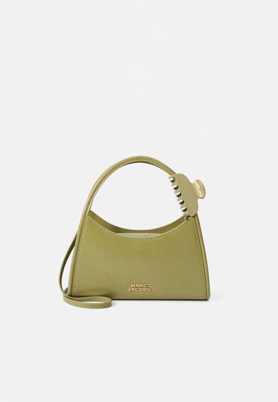 Borsa a mano in pelle verde oliva con design curvo, manico corto e tracolla staccabile. Presenta un logo dorato e dettagli in metallo rigati.