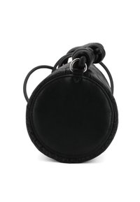 Borsa nera rotonda con una superficie in pelle liscia, caratterizzata da un design arricciato lungo i lati e una maniglia superiore con dettagli in metallo.