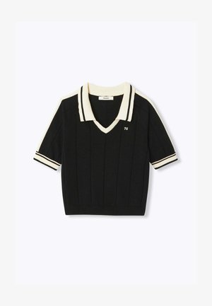 Polo en maille noire à manches courtes avec col et bordures de manches blanches, côtes verticales, et petit détail blanc "75" sur la poitrine.