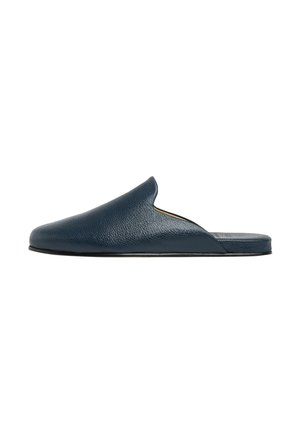 Mørkeblå læder slip-on mule med en lav hæl og rundet lukket tå, vist fra siden på hvid baggrund.