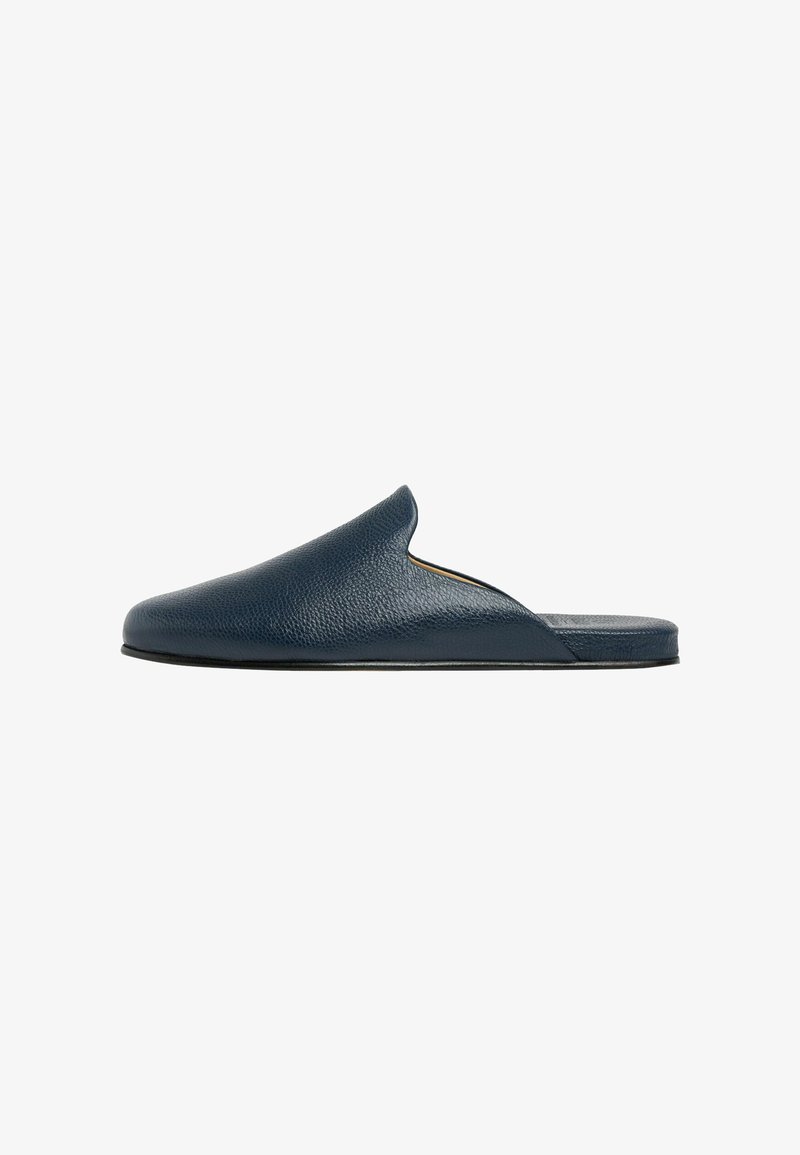 Mule en cuir bleu foncé à enfiler, avec un petit talon et un bout arrondi fermé, vue de côté sur fond blanc.