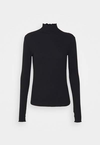 Top negro de manga larga con cuello alto, hecho de tejido suave, que presenta un cuello con volantes y una silueta ajustada con bordes simples.