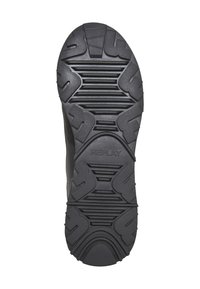 Semelle d'une chaussure noire avec des motifs de bande de roulement texturés et le mot "REPLAY" embossé au centre.