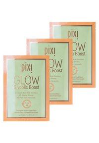 Trois sachets triangulaires de Pixi GLOW Glycolic Boost. Chacun présente un devant vert avec des accents oranges, indiquant les ingrédients et les avantages.