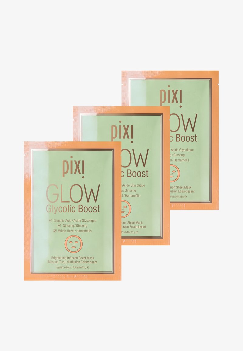 Tre trekantede pakker med Pixi GLOW Glycolic Boost. Hver pakke har en grønn front med oransje detaljer, som oppgir ingredienser og fordeler.