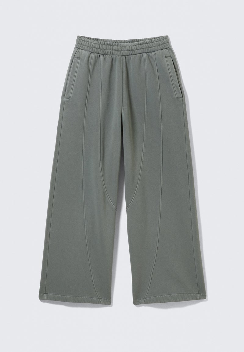 Pantaloni verdi a gamba larga realizzati in tessuto morbido, con vita elastica, tasche laterali e dettagli cuciti lungo le cuciture.