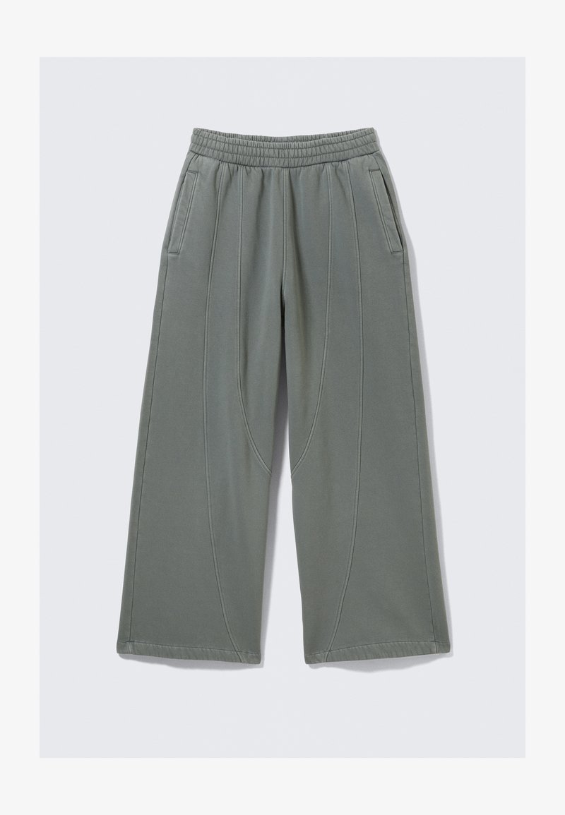 Pantaloni verdi a gamba larga realizzati in tessuto morbido, con vita elastica, tasche laterali e dettagli cuciti lungo le cuciture.