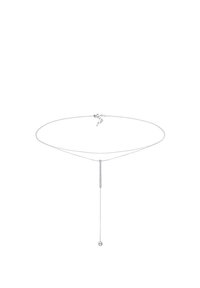 Sølv choker halskæde med et delikat kædedesign, der har en vertikal dråbe og en krystalaccent ved spidsen, poleret finish.