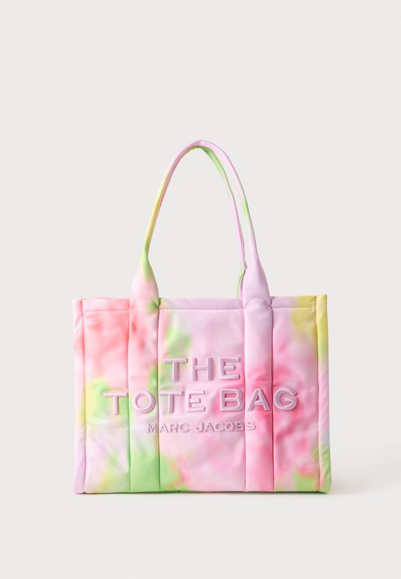 Sac cabas rectangulaire en tissu doux avec motif tie-dye pastel rose, vert et jaune, avec "THE TOTE BAG MARC JACOBS" embossé à l’avant.
