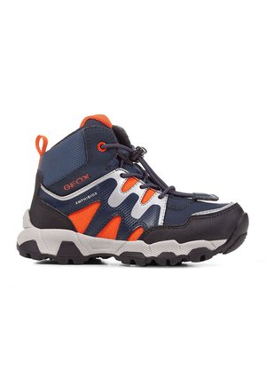 Zapato de senderismo de media caña en azul marino y naranja. Fabricado con materiales sintéticos con un acabado texturizado. Cuenta con una suela de goma y un sistema de cordones integrado.