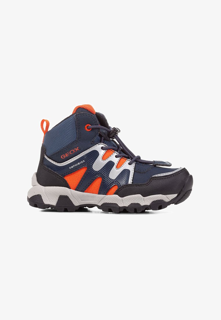 Mid-cut Wanderschuh in Marineblau und Orange. Hergestellt aus synthetischen Materialien mit einer strukturierten Oberfläche. Verfügt über eine Gummisohle und ein integriertes Schnürsystem.