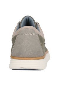 Grå mocka och läder sneakers med rund form, med en ljusgrå ovandel, blå foder och en vit texturerad sula med en gummidetalj.