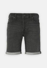 Pantalones cortos de mezclilla negra con puños grises plegados, que presentan un diseño clásico de cinco bolsillos y un cierre con botón. El material es texturizado y duradero.