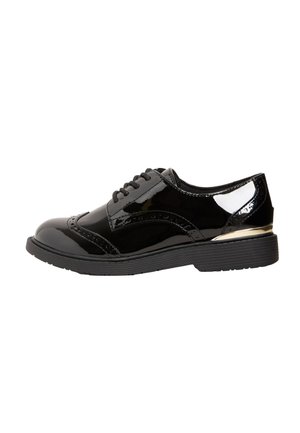 Scarpa oxford in vernice nera con dettagli brogue, punta tondeggiante e accento dorato a contrasto sul tacco, dotata di suola in gomma texture.