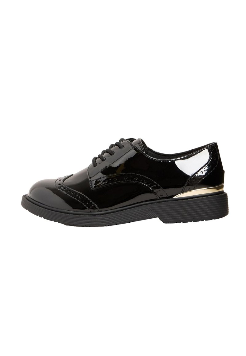 Scarpa oxford in vernice nera con dettagli brogue, punta tondeggiante e accento dorato a contrasto sul tacco, dotata di suola in gomma texture.