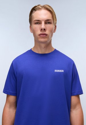 Kongeblå kortærmet t-shirt lavet af bomuld. Har et lille hvidt logo på brystet, rund halsudskæring og en afslappet pasform.