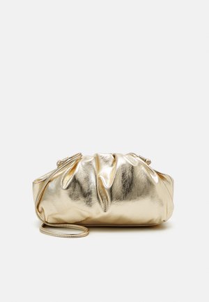 Zachte, glanzende gouden metalen clutch met geplooid ontwerp en dunne band, rustend op een wit oppervlak.